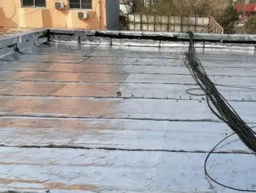 阿克塞卫生间漏水维修公司分享下阿克塞屋面楼顶防水刚性防水层施工要点。